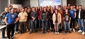 Team bei SoftwareCUBE beim Steam Meeting 2024, das die digitale Transformation und Innovation vorantreibt. Teilnehmer diskutieren Prozessoptimierung und maßgeschneiderte Softwarelösungen in einer produktiven und inspirierenden Umgebung.